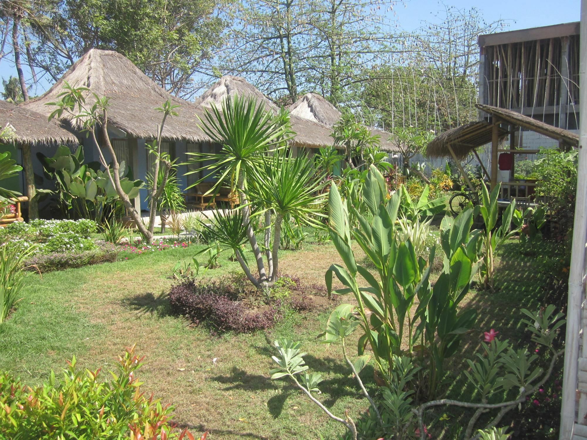 Maha Putri Bungalows Gili Trawangan Exterior photo