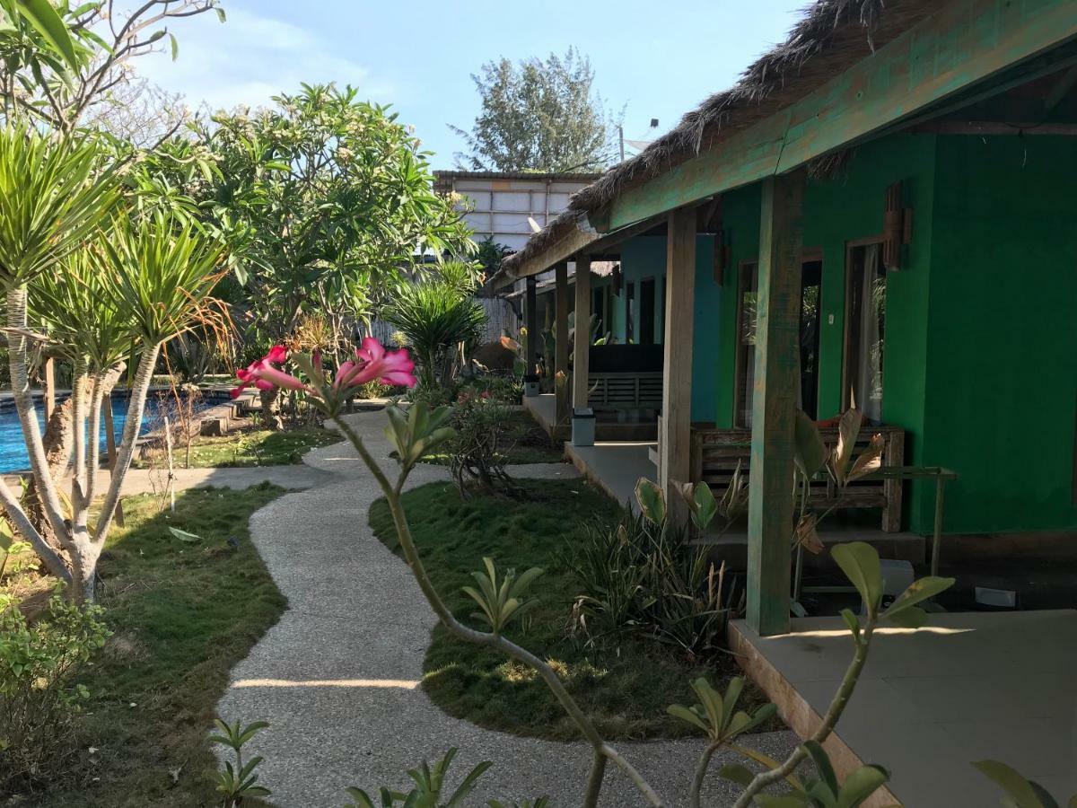 Maha Putri Bungalows Gili Trawangan Exterior photo