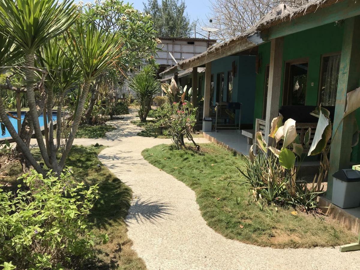 Maha Putri Bungalows Gili Trawangan Exterior photo